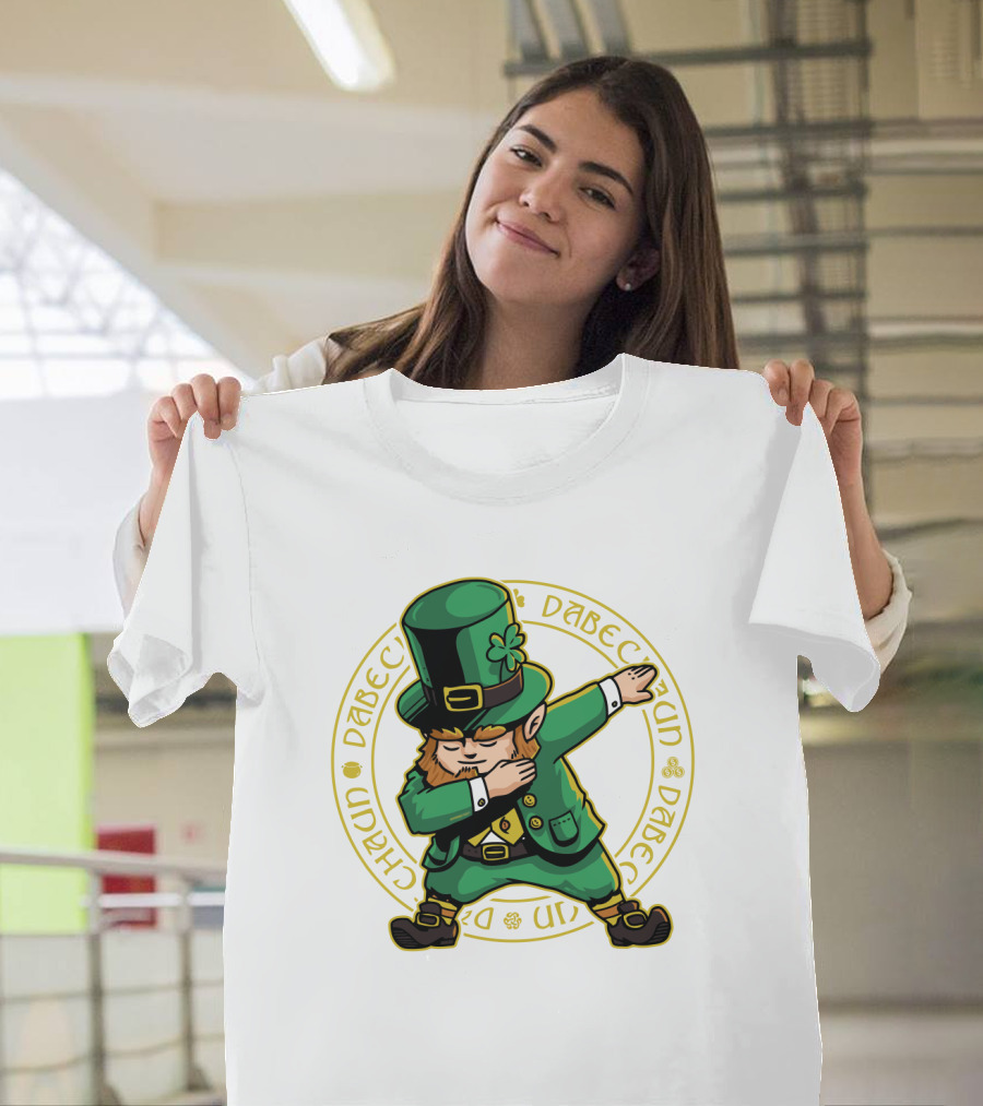St Patrick's Day Dabbing Leprechaun With Shamrock Hat T-Shirt