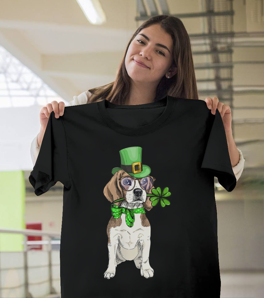 Beagle with Shamrock and Green Hat for St Patrick's Day T-Shirt