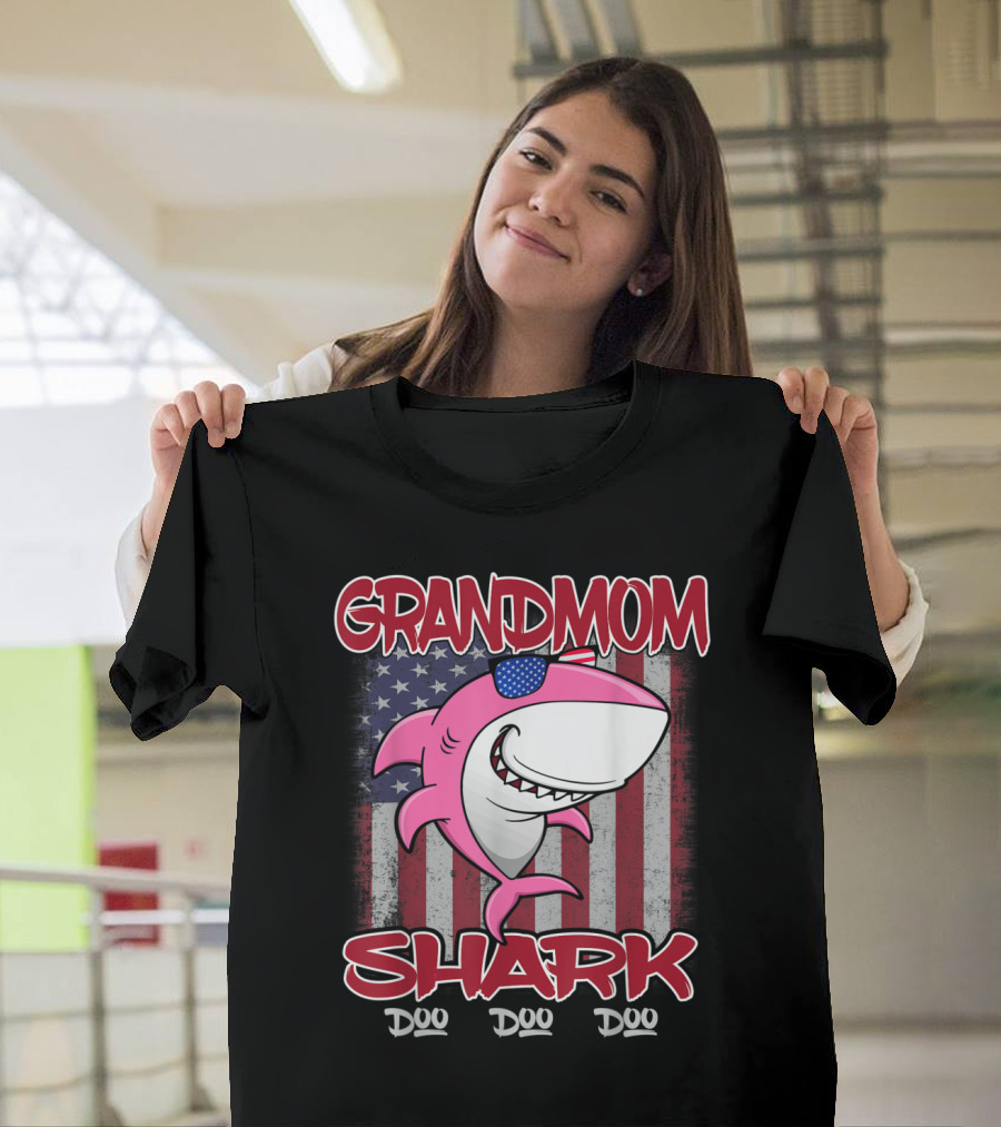 Grandmom Shark Doo Doo Doo USA American Flag Sunglasses 4th Of July T-Shirt
