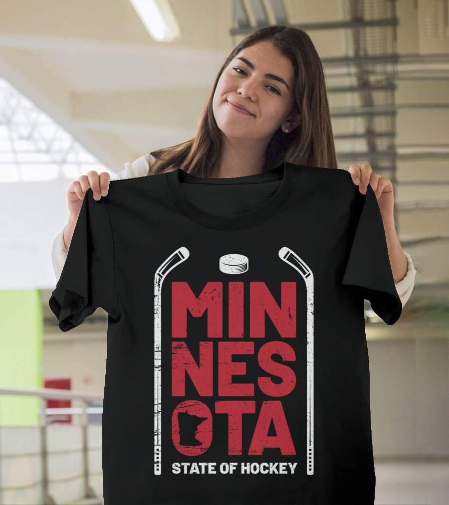 MINNESOTA STATE OF HOCKEY MN STATE MAP HOCKEY STICKS PUCK T-Shirt