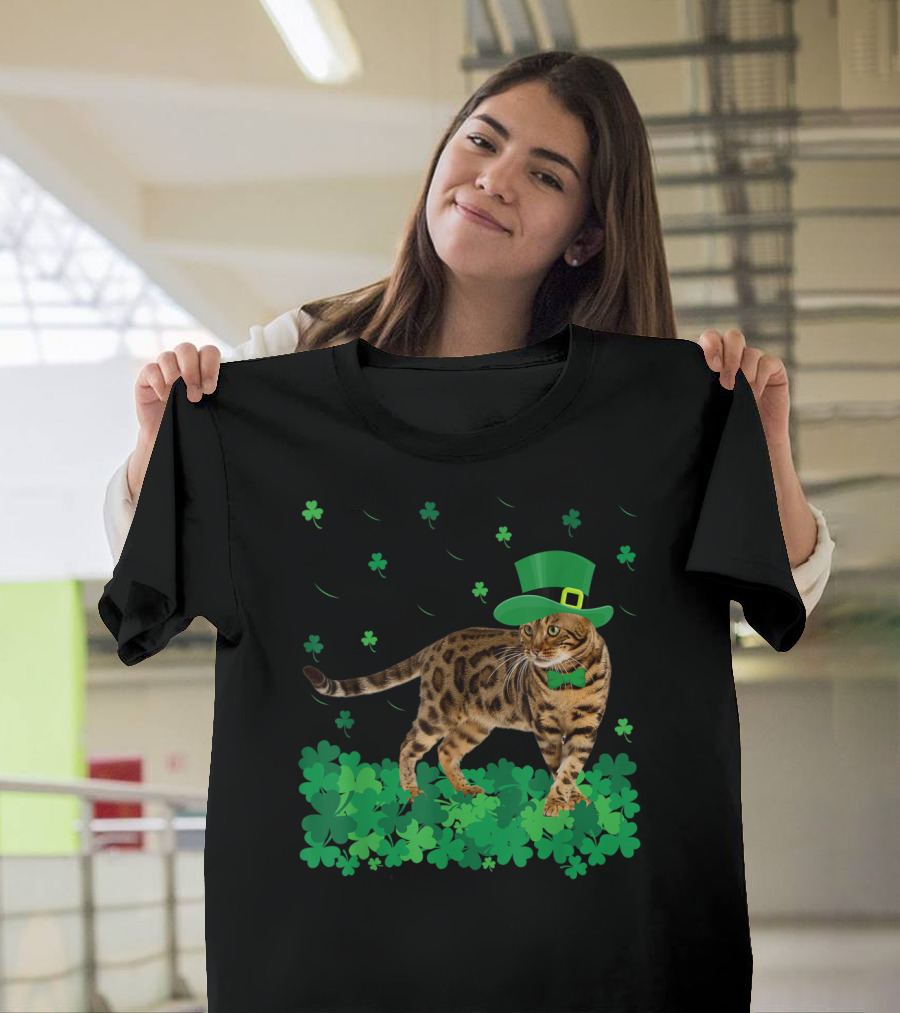 St Patrick's Day Bengal Cat in Shamrock Hat with Clover Background T-Shirt
