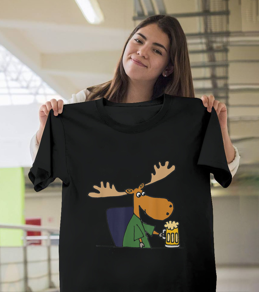 Smiletodaytees Moose Cheerful Cartoon Antlers Beer Mug T-Shirt