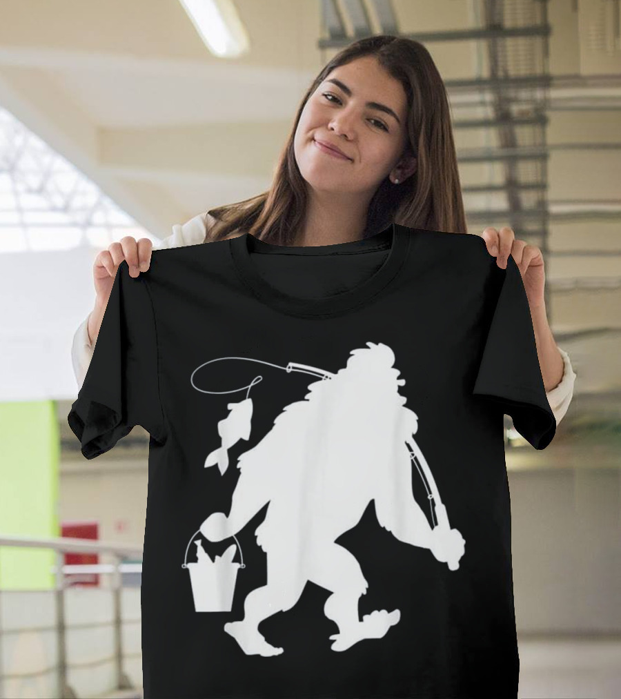 BIGFOOT FISHING BIG FOOT SASQUAT CATCHING FISH T-Shirt