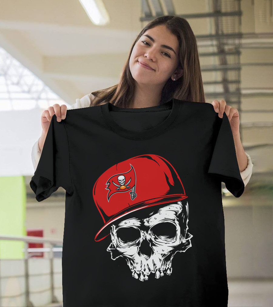 Tampa Bay Buccaneers Skull With Red Cap And Pirate Flag T-Shirt