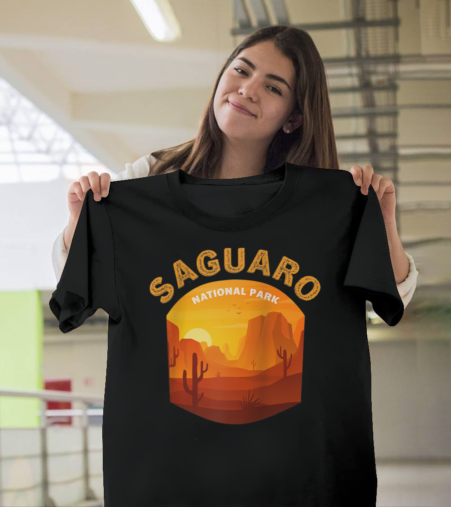 Saguaro National Park Desert Sunset Cactus景観 T-Shirt