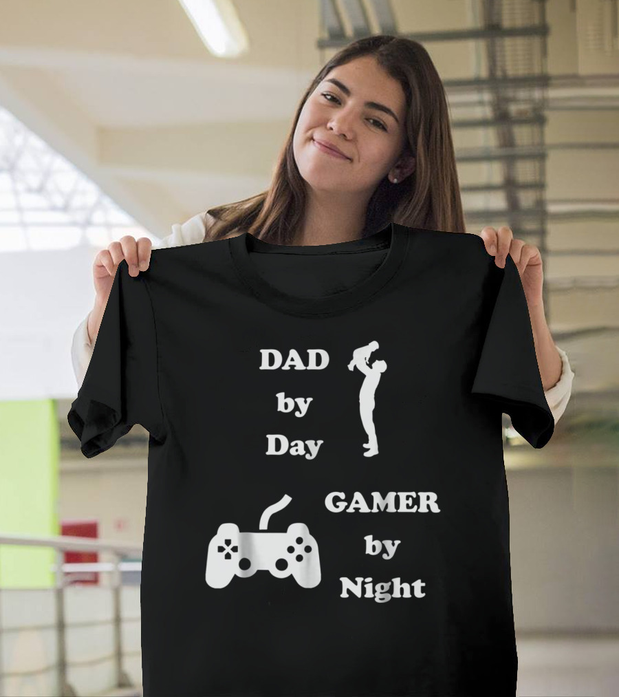 DAD By Day GAMER By Night Gamer Dad Controller T-Shirt