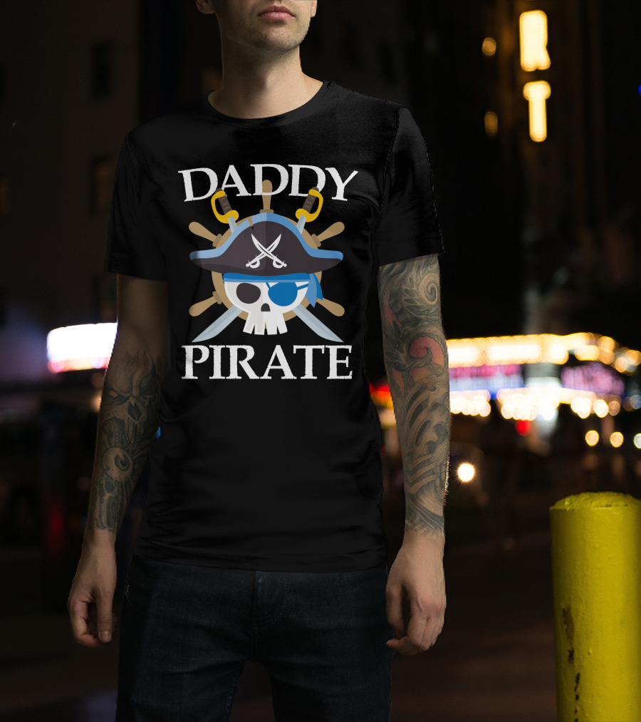 Daddy Pirate Skull And Crossed Swords Pirate Dad Family T-Shirt