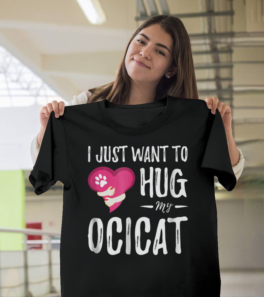 I Just Want To Hug My Ocicat Cat Lover Mom Hugging Idea92 T-Shirt