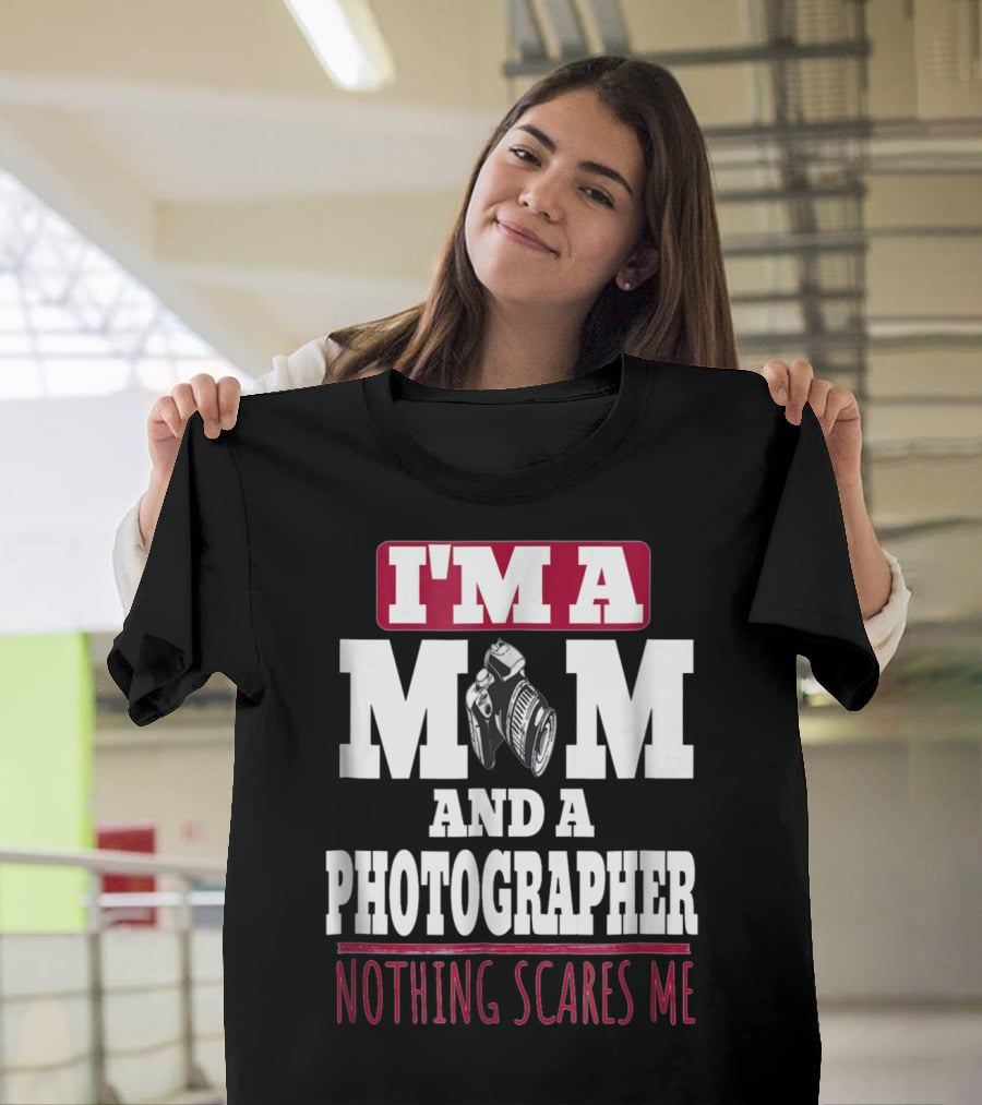 I'm A Mom And A Photographer Nothing Scares Me T-Shirt