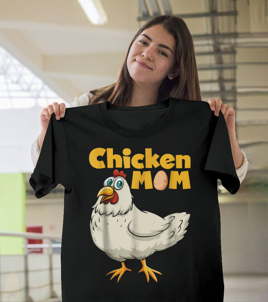 Chicken Mom Cute Cartoon Hen With Egg Lettering T-Shirt