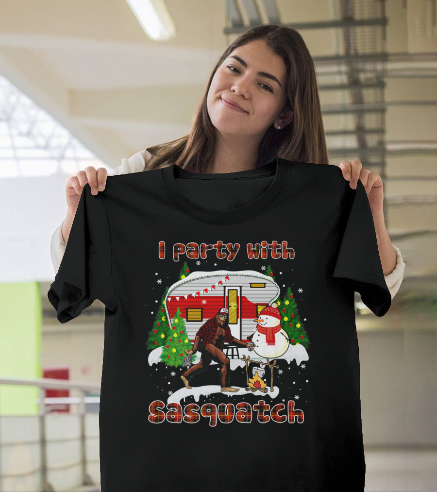 I Party With Sasquatch Bigfoot Beer Plaid Christmas Snowman Camping T-Shirt