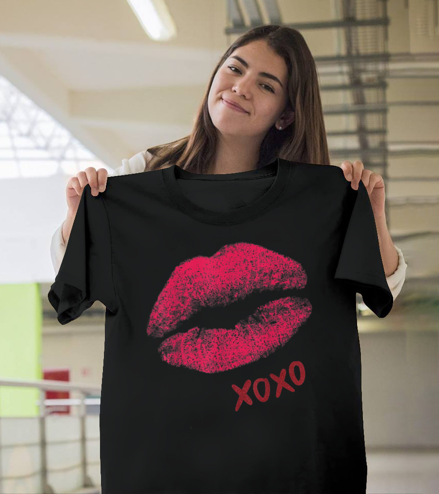 XOXO Kiss Lips Valentine Day Funny Love Couple T-Shirt