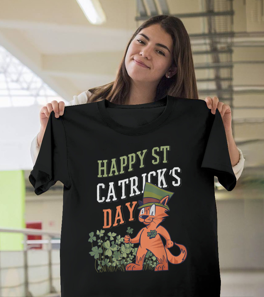 Happy St Catrick's Day Funny Cat in St Patrick's Hat with Shamrocks T-Shirt