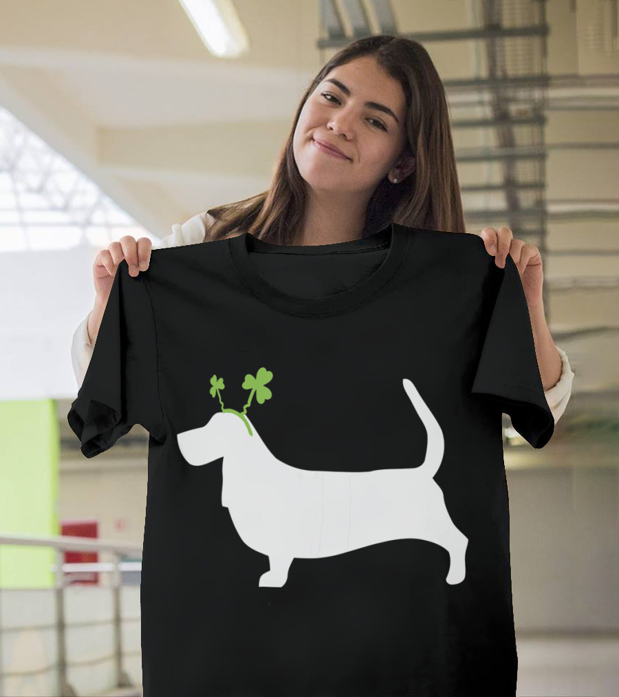 Basset Hound Shamrock St Patrick's Day T-Shirt