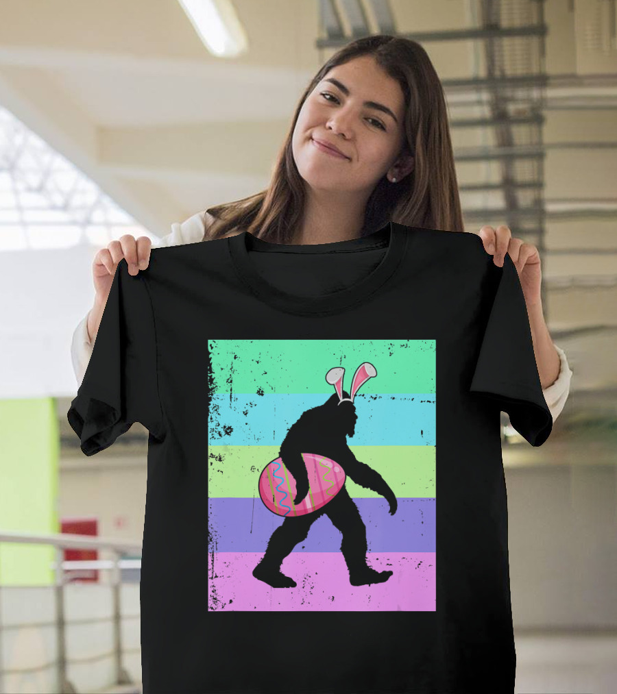 Vintage Bigfoot Easter Bunny Eggs Sasquatch Retro Gradient T-Shirt