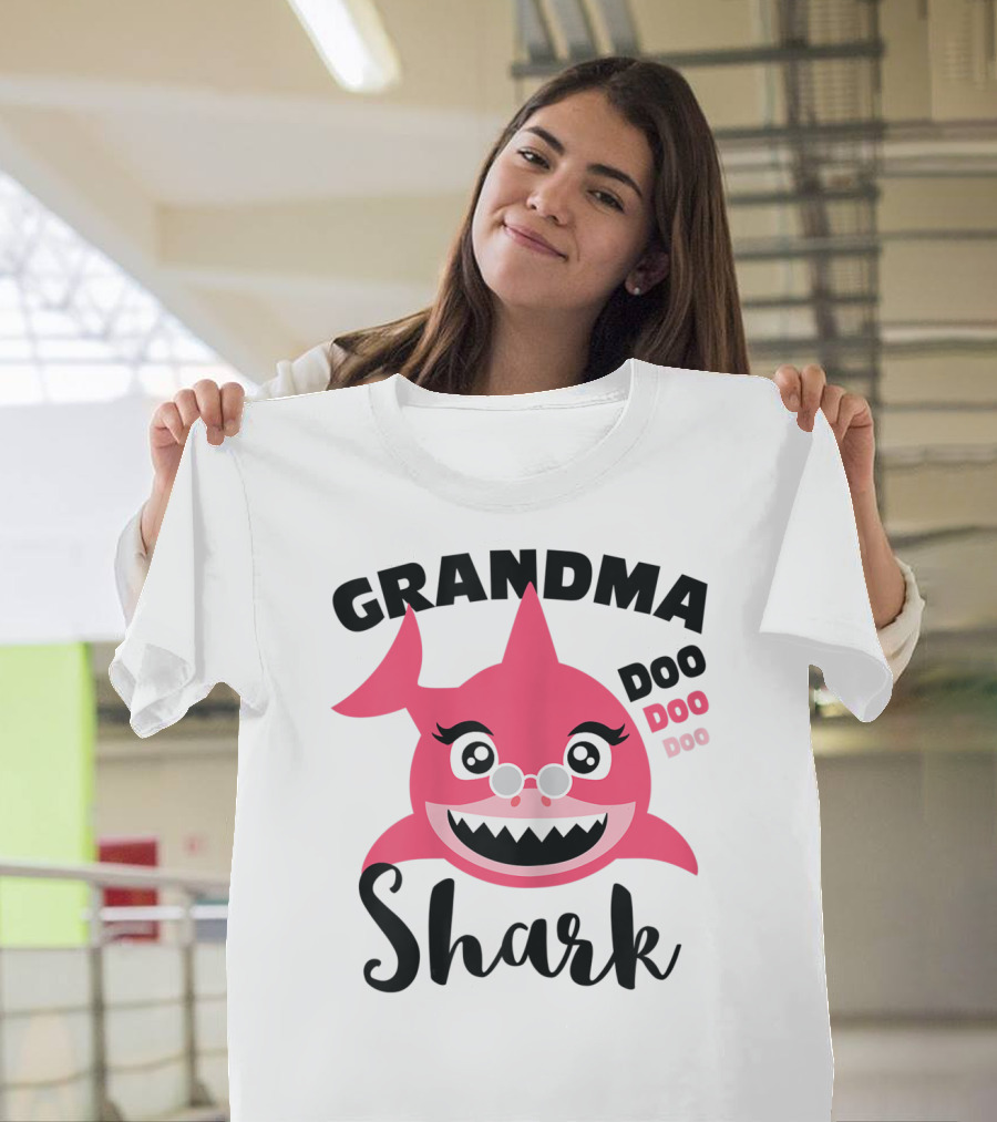 Grandma Shark Doo Doo Doo Pink Shark With Glasses T-Shirt