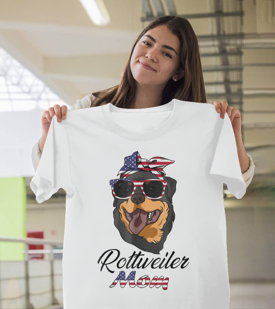 Rottweiler Mom Bandana Glasses American Flag T-Shirt