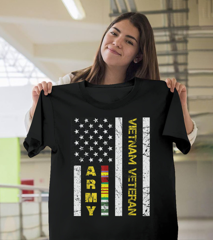 Mens Vietnam Veteran US Army Flag With Service T-Shirt