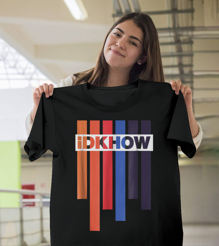 Barras de Color iDKHOW Letras con Fondo Negro y Blanco T-Shirt
