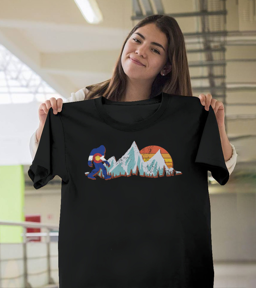 Colorado Flag Bigfoot Silhouette Mountain Scene with Sunset T-Shirt