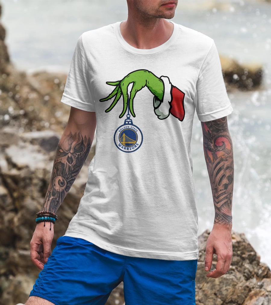 The Grinch Hand Holding Golden State Warriors T-Shirt