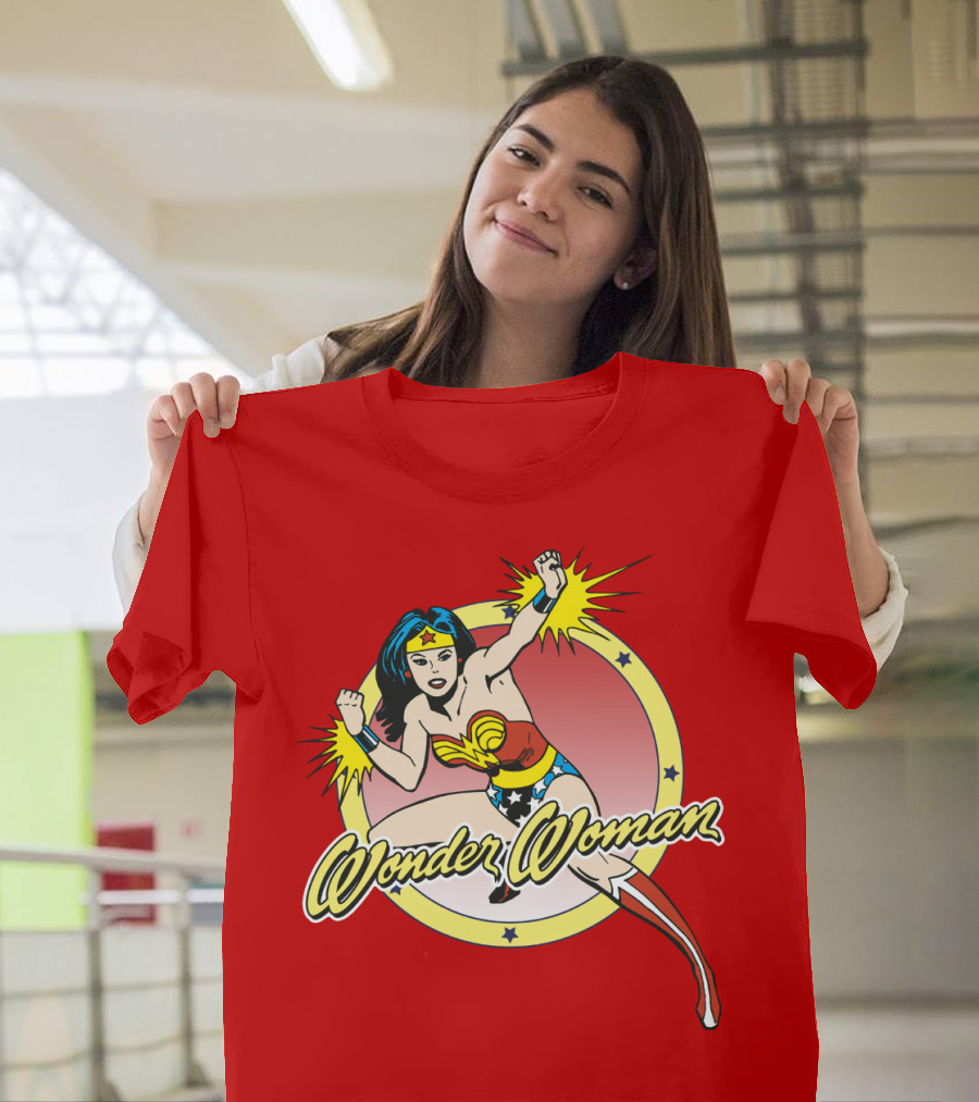Wonder Woman Dynamic Heroic Pose Comic T-Shirt