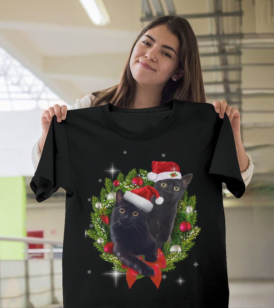 Christmas Cats With Santa Hats In Holiday Wreath T-Shirt