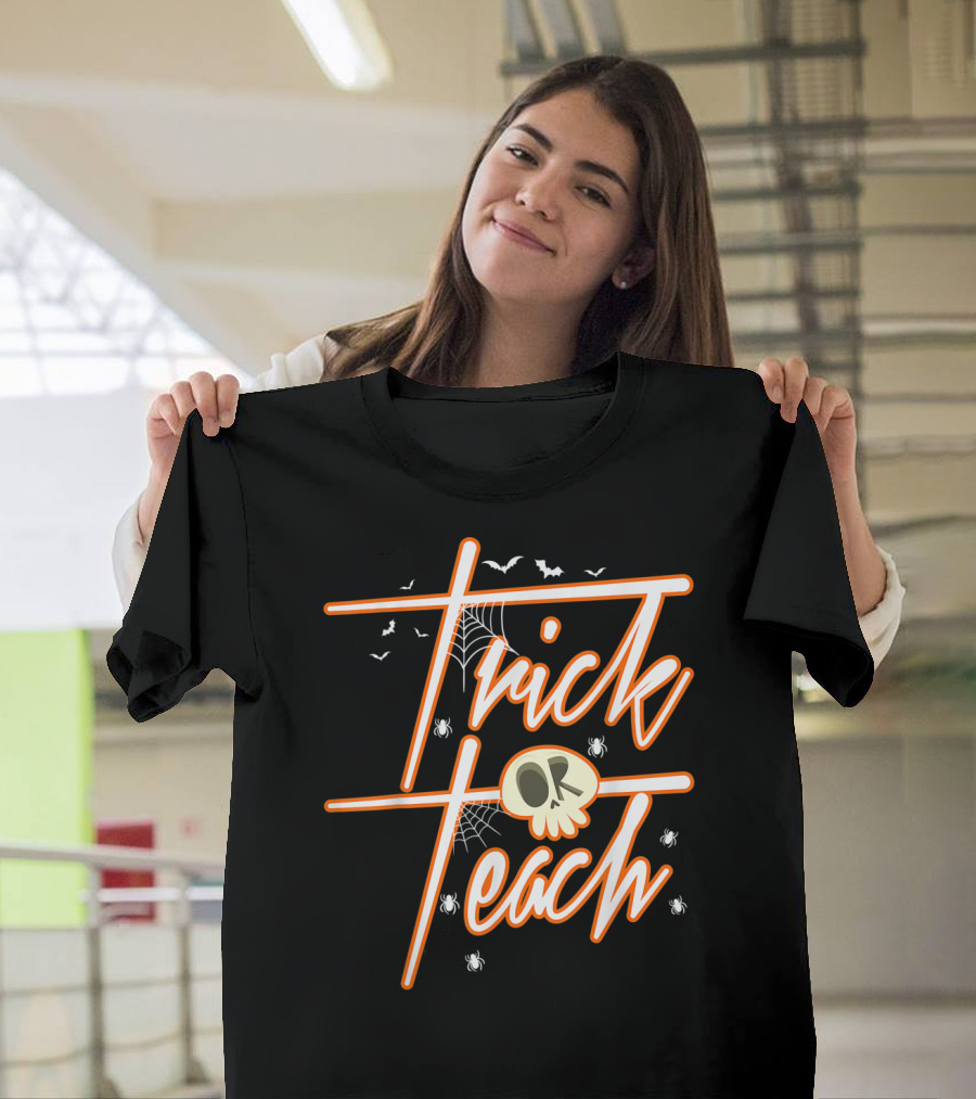 Trick Or Teach Halloween Teacher Skull Spiders Bats T-Shirt