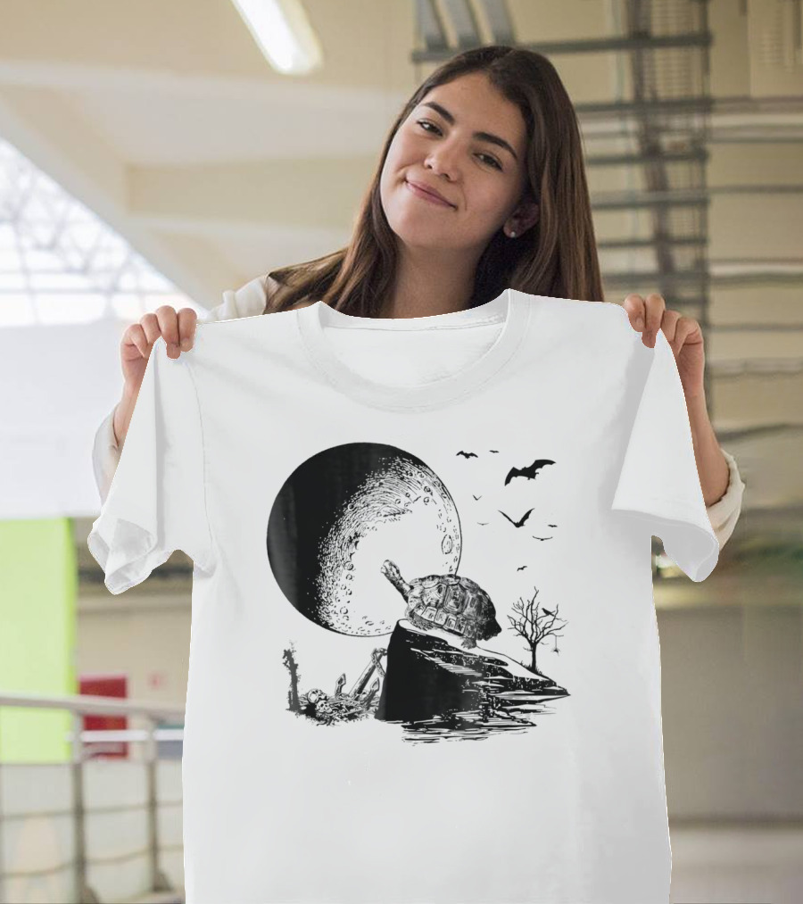 Howling Moon Halloween Turtle and Lizard with Bats T-Shirt