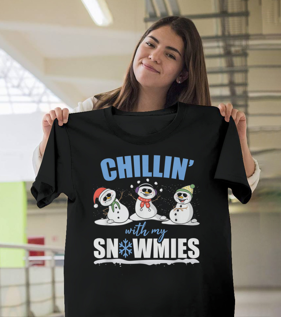 Chillin' With My Snowmies Christmas Snowman Trio Festive Winter Scene T-Shirt