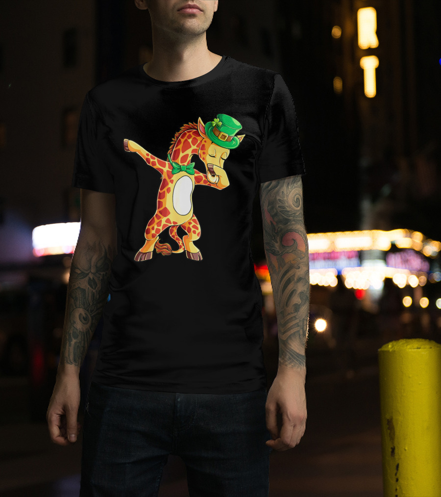 Dabbing Giraffe St Patricks Day Leprechaun Hat Green Bowtie T-Shirt