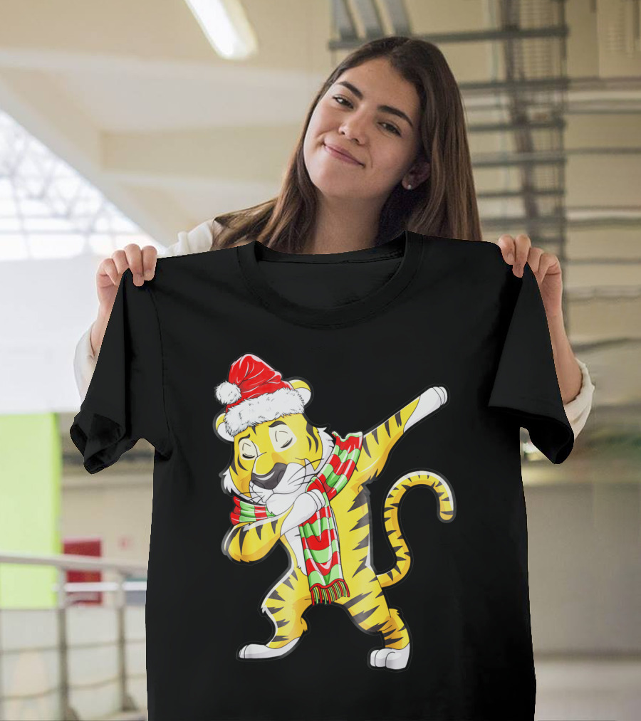 Dabbing Tiger Santa In Santa Hat And Festive Scarf T-Shirt