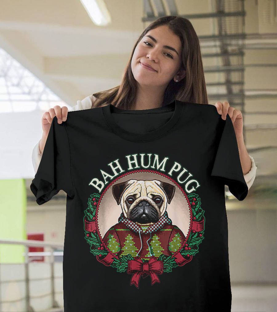 Bah Hum Pug Christmas Pun With Pug In Festive Wreath T-Shirt