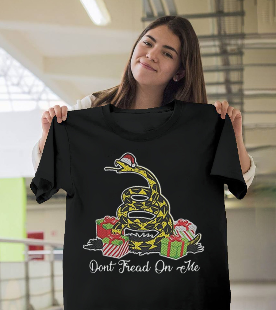 Dont Fread On Me Santa Hat Snake With Christmas Gifts T-Shirt