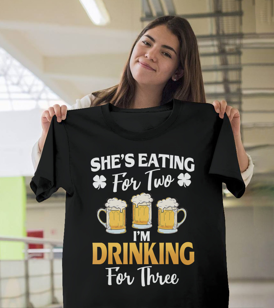 She's Eating For Two I'm Drinking For Three St Patricks Day Beer Mug Shamrock T-Shirt