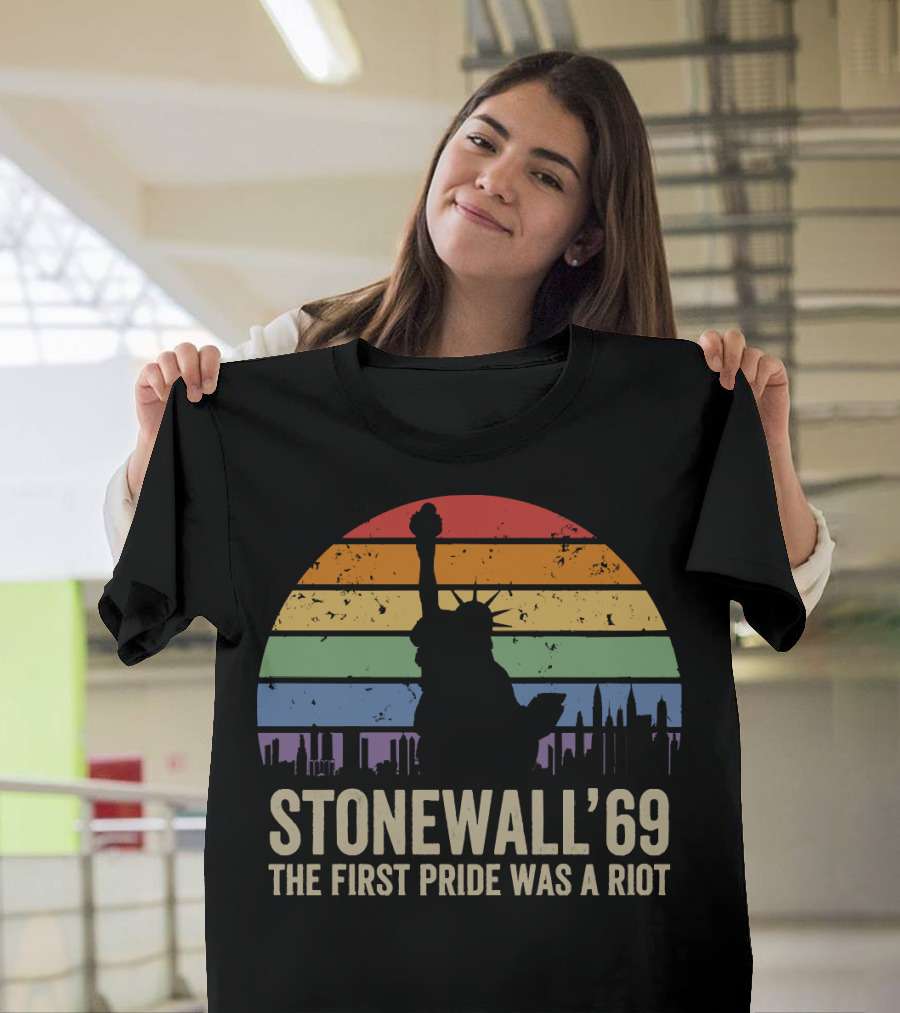 STONEWALL '69 THE FIRST PRIDE WAS A RIOT STATUE OF LIBERTY RAINBOW T-Shirt