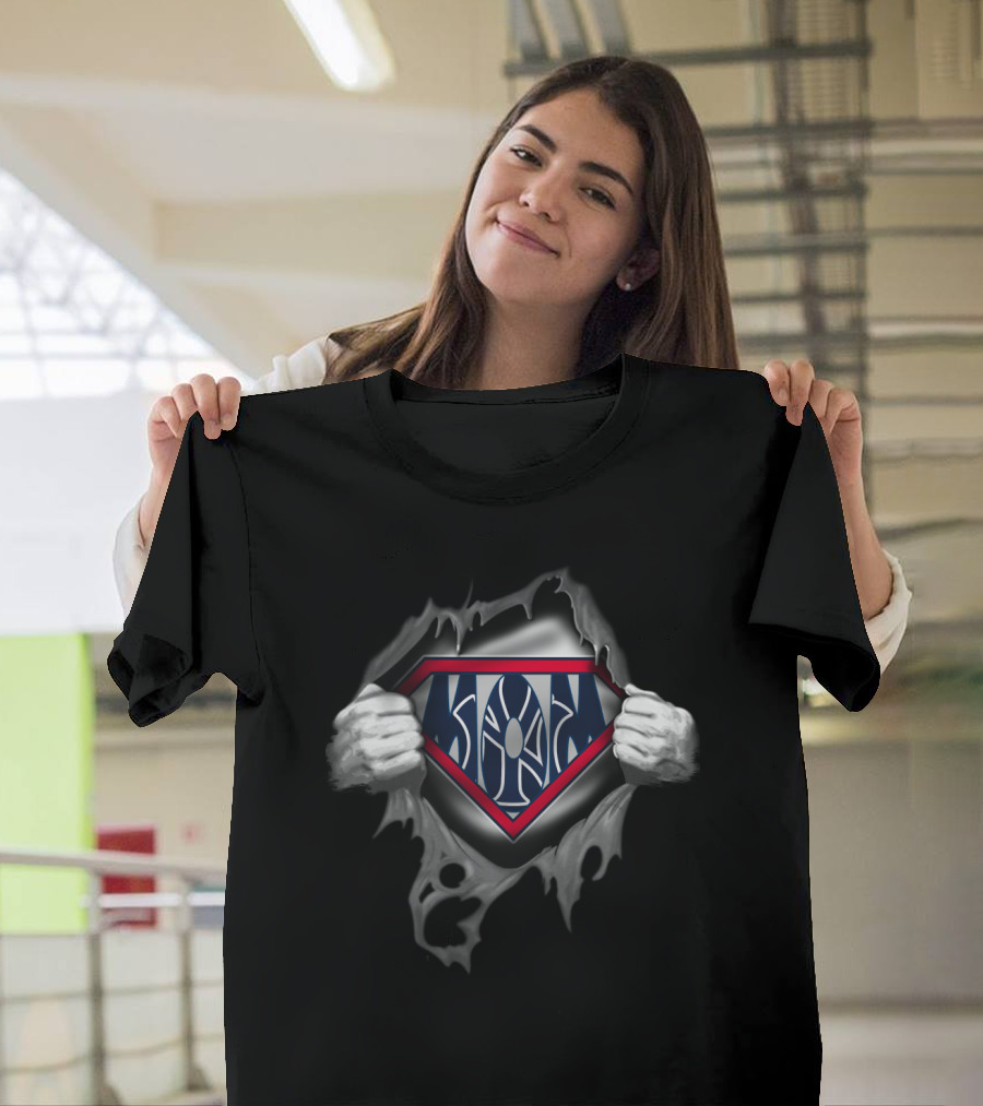 SUPER MOM YANKEES LOGO HANDS PULLING OPEN T-Shirt