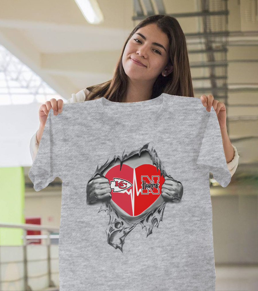 Chiefs Huskers Heart Logo Peeling T-Shirt