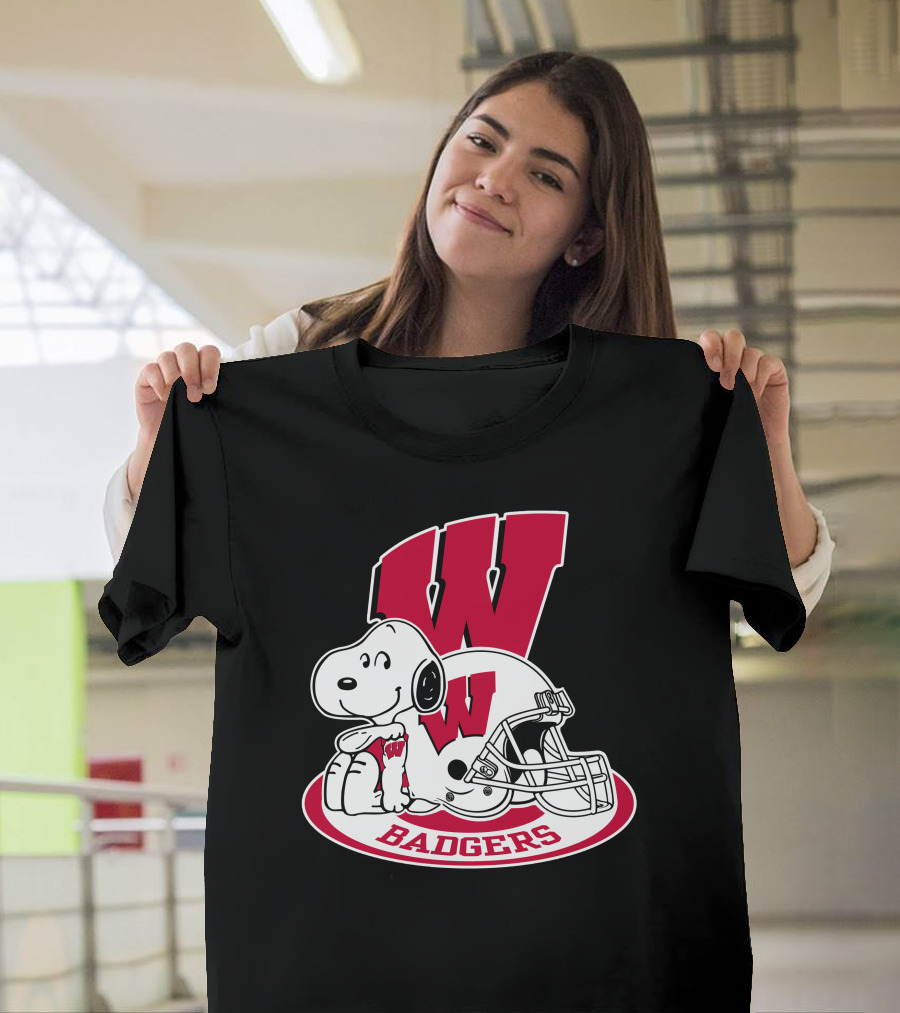 Wisconsin Badgers Snoopy Football Helmet T-Shirt