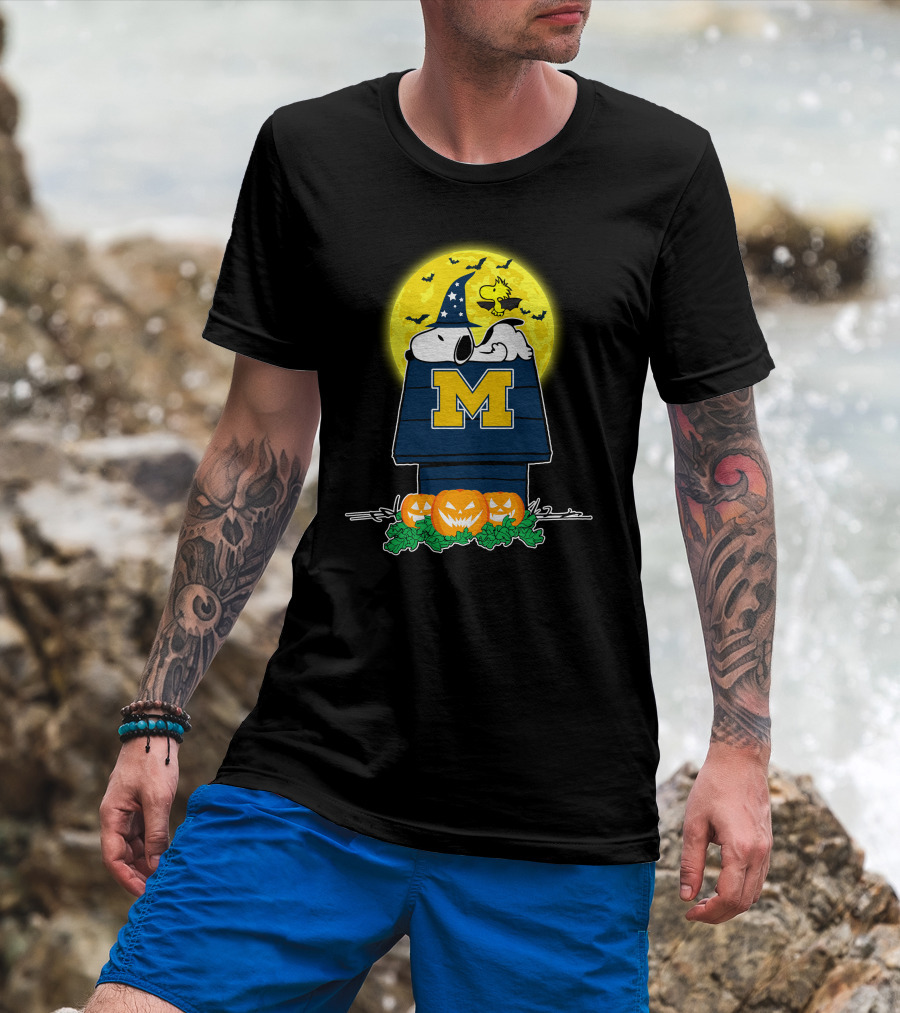Michigan Wolverines Snoopy Halloween Full Moon Pumpkins T-Shirt