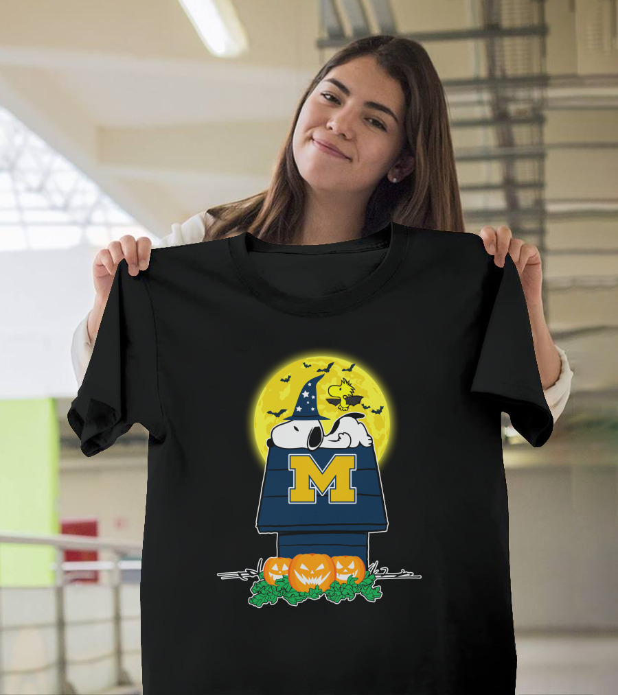 Michigan Wolverines Snoopy Halloween Full Moon Pumpkins T-Shirt