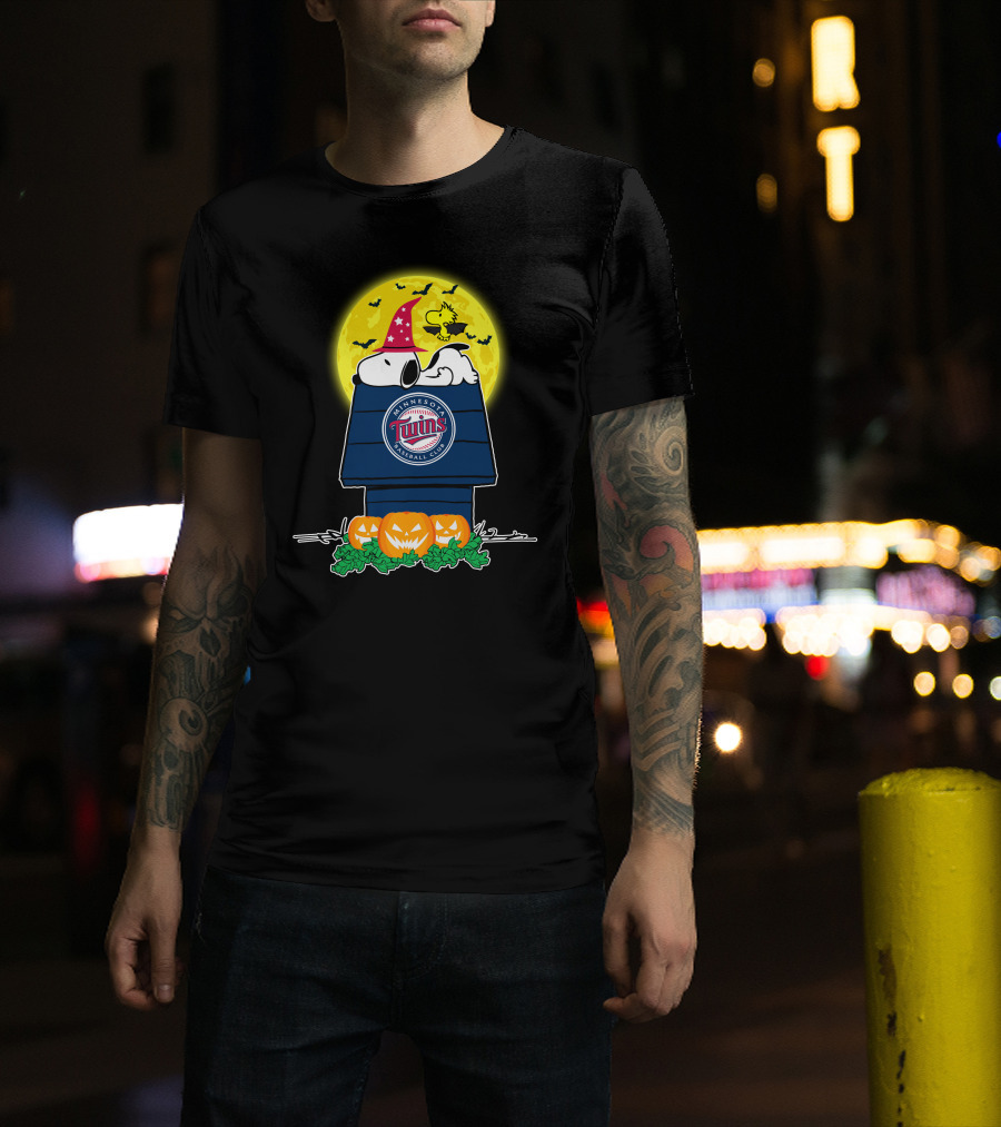 Minnesota Twins Snoopy Halloween Peanuts Jack-O'-Lanterns Woodstock Moon T-Shirt