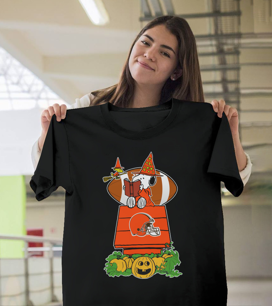 Cleveland Browns Halloween Snoopy Pumpkin Football Scene T-Shirt