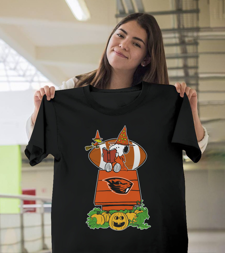 Oregon State Beavers Snoopy Halloween Peanuts Woodstock Football Pumpkin T-Shirt