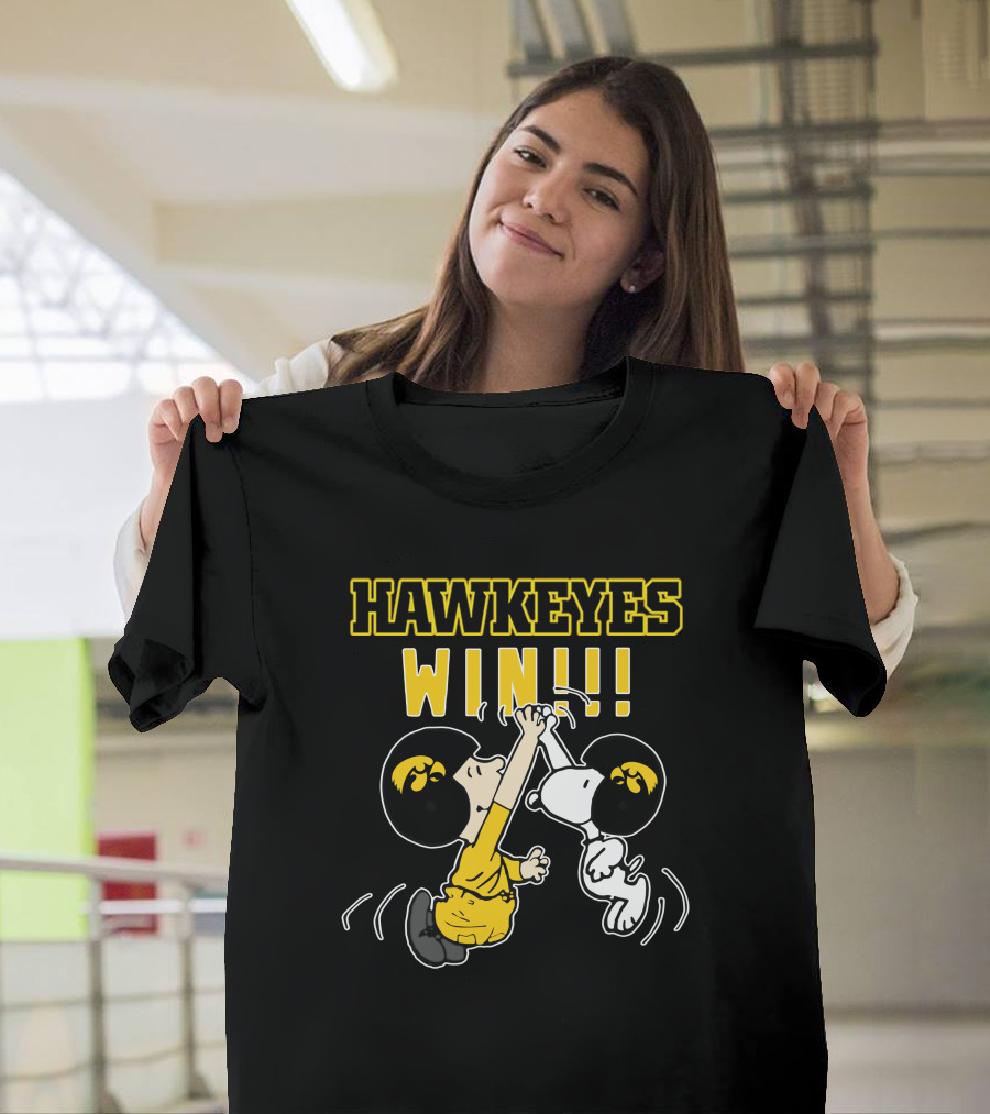 Hawkeyes Win High-Five Peanuts Characters With Iowa Helmets T-Shirt