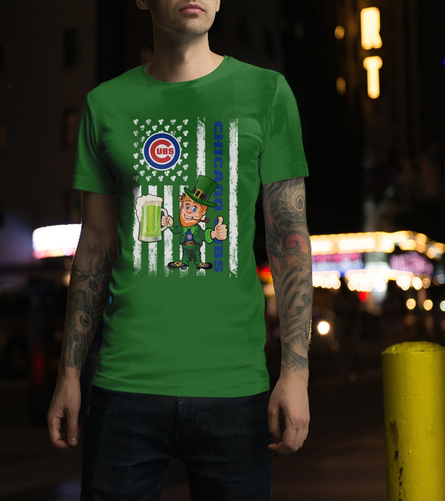 Chicago Cubs St Patrick's Day Leprechaun With Shamrocks And Flag T-Shirt