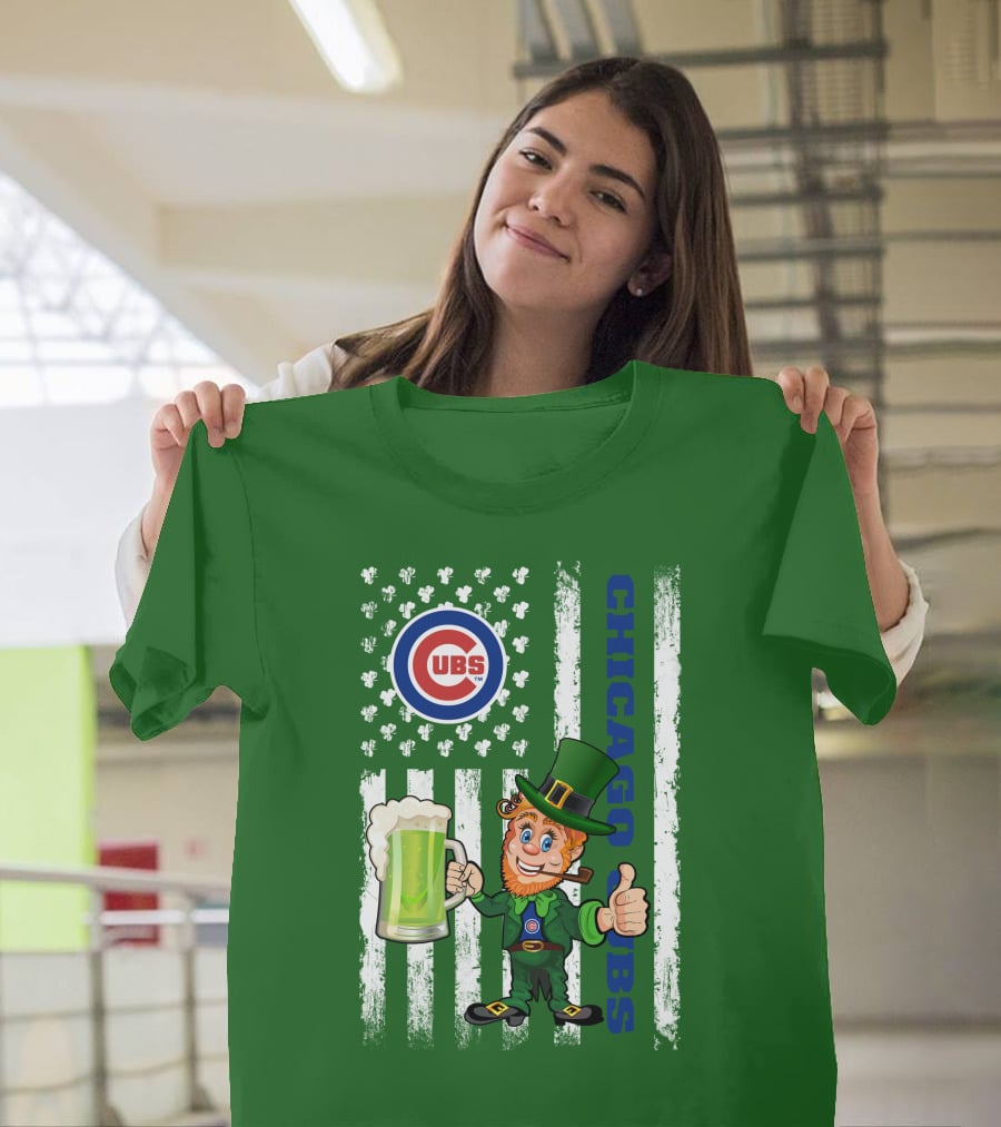 Chicago Cubs St Patrick's Day Leprechaun With Shamrocks And Flag T-Shirt