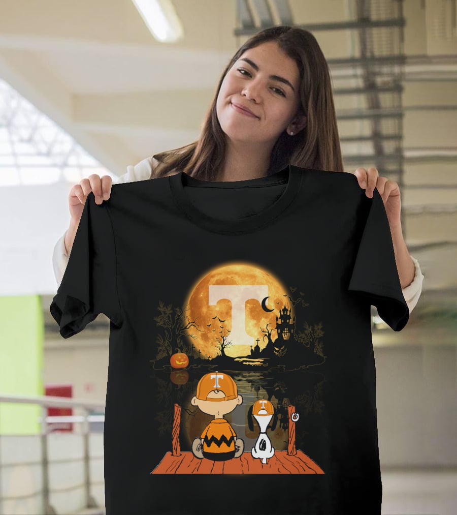 Tennessee Volunteers Halloween Full Moon T And Snoopy Pumpkin Scene T-Shirt