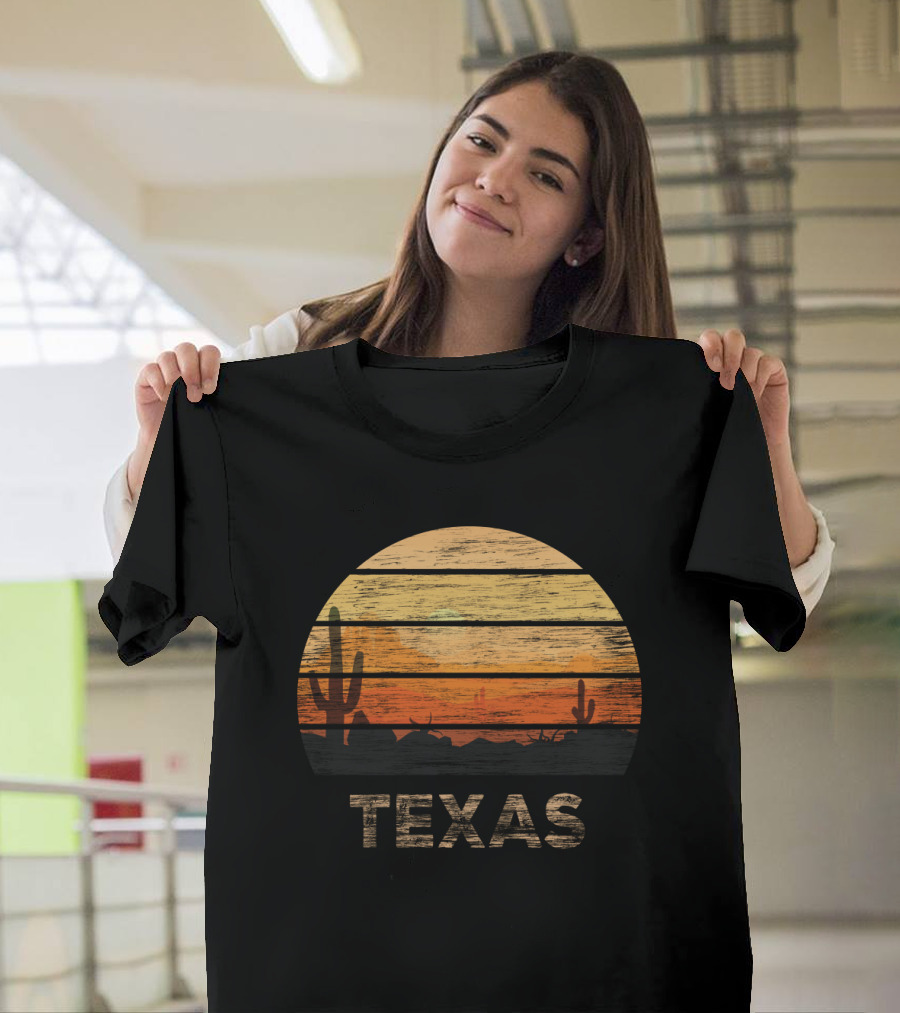 Texas 1980s Vintage Style Desert Sunset Cactus Scene T-Shirt