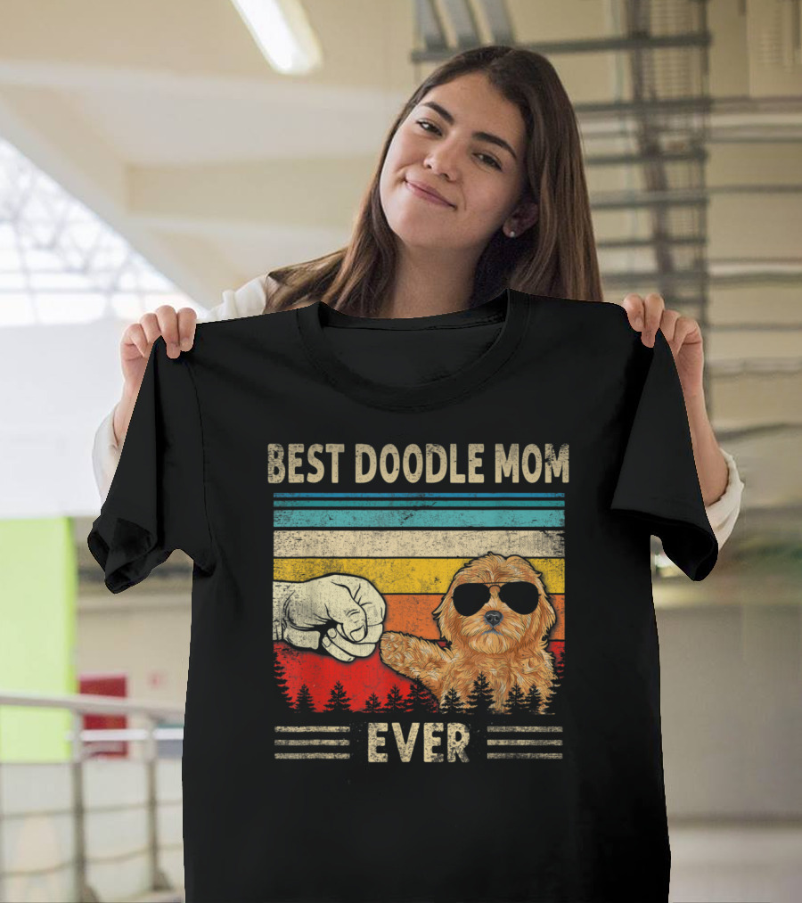 Best Doodle Mom Ever Goldendoodle Dog Retro Fist Bump Sunglasses T-Shirt